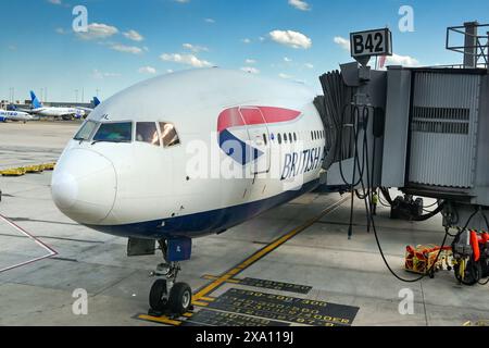 Washington DC, États-Unis - 29 avril 2024 : vue de face d'un Boeing 777 (immatriculation G-VIIL) exploité par British Airways au terminal de l'aéroport de Dulles Banque D'Images