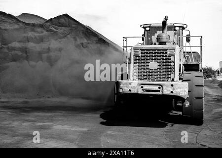 Une échelle de gris d'un camion à benne lourde dans les mines Banque D'Images