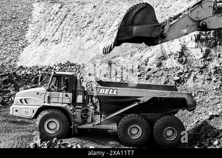 Une échelle de gris d'un camion à benne lourde dans les mines Banque D'Images