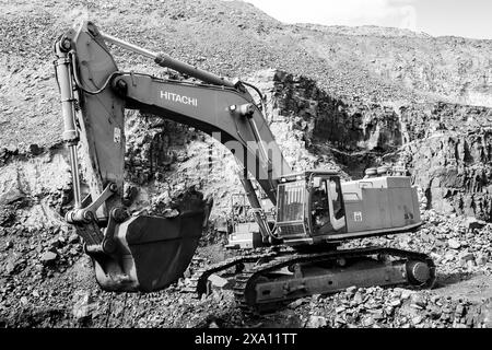 Une échelle de gris d'un camion à benne lourde dans les mines Banque D'Images