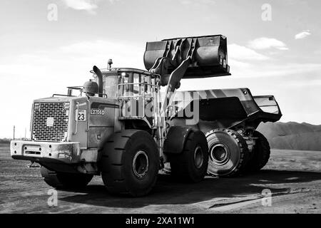 Une échelle de gris d'un camion à benne lourde dans les mines Banque D'Images