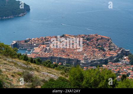 Cette photographie aérienne capture la ville de Dubrovnik et son port animé, en Croatie Banque D'Images