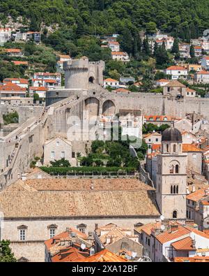 Cette photo capture une vue imprenable sur le paysage urbain de Dubrovnik depuis les remparts de la ville, en Croatie Banque D'Images
