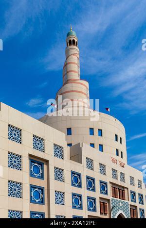 Centre culturel islamique Abdulla Bin Zaid Al Mahmoud avec son minaret en forme de spirale, Doha, Qatar, Asie occidentale Banque D'Images