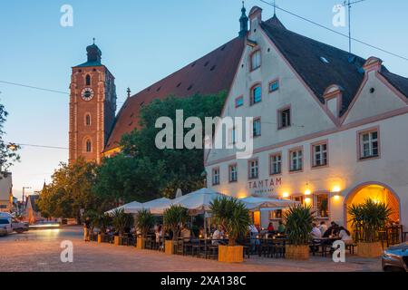 Ingolstadt : Münster Zur Schönen Unserer Lieben Frau (église de la belle de notre-Dame), rue Theresienstraße, restaurant en plein air à Oberbayern, Banque D'Images