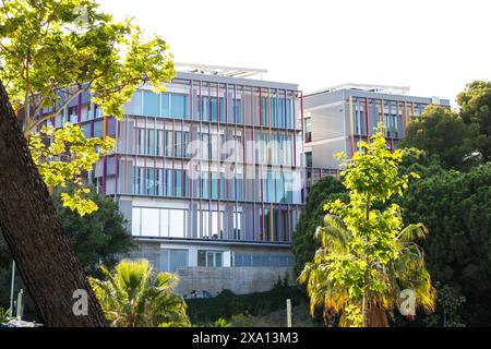 Magnifique El Parque de Servantes avec des jardins de roses, Park Servantes à Barcelone, Espagne, architecture moderne de l'hôpital Formaci Sant Joan de du Barcel Banque D'Images