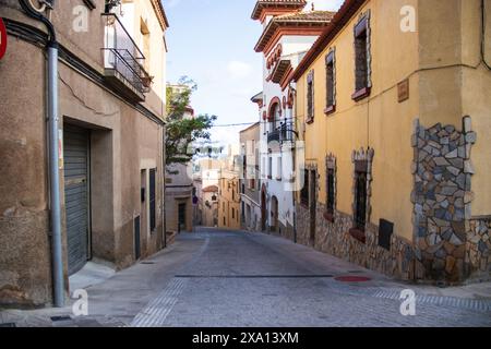 Belle vue d'heure de coucher de soleil à El Papiol, Espagne, rues, nature et bâtiments Banque D'Images