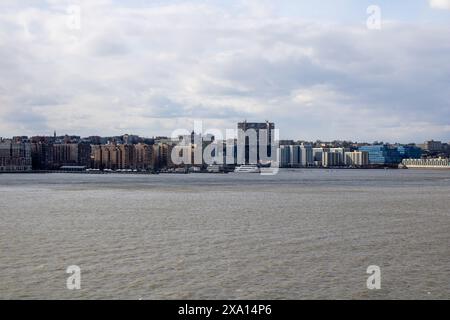 Une ligne d'horizon de la ville et le front de mer avec des bâtiments en arrière-plan Banque D'Images