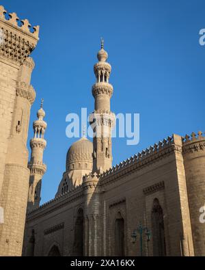 Tours et dôme de la mosquée Al-Rifa'i au Caire, Egypte Banque D'Images