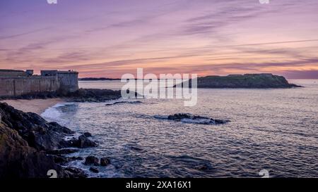 Un ciel de coucher de soleil sur la côte de Saint-Malo, Bretagne, France Banque D'Images