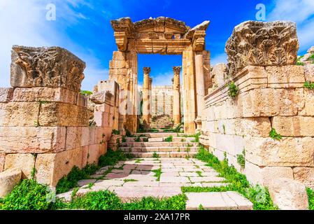 Ville archéologique de Jerash, Jordanie : la porte de la cathédrale dans l'ancienne ville romaine de Gerasa Jerash moderne, une ville romaine de la décapole. Moyen-Orient Banque D'Images