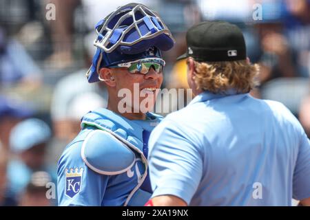 Kansas City, Missouri, États-Unis. 2 juin 2024. Freddy Fermin (34 ans), receveur des Royals du Kansas City, discute avec Mike Muchlinski, arbitre des plaques à domicile, lors d'un match contre les Padres de San Diego au Kauffman Stadium de Kansas City, Missouri. David Smith/CSM (image crédit : © David Smith/Cal Sport Media). Crédit : csm/Alamy Live News Banque D'Images