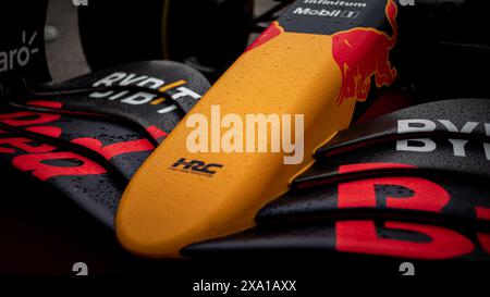 Gros plan sur le casque et la marchandise Red Bull Banque D'Images