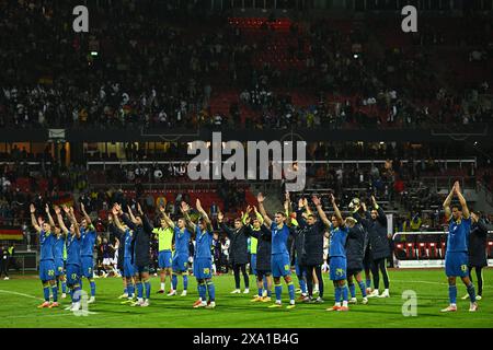 Nuremberg, Allemagne. 03 juin 2024. Football : match international, Allemagne - Ukraine dans le stade Max Morlock, l'équipe ukrainienne remercie les fans après le match. Crédit : Tom Weller/dpa/Alamy Live News Banque D'Images