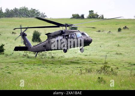 Ein US Blackhawk Helikopter beim NATO-Manöver Combined Resolve 2024 anlässlich 75 Jahre NATO auf dem Truppenübungsplatz Hohenfels im Landkreis Neumarkt in der Oberpfalz. BEI dem Manöver trainieren CA. 4,000 Soldatinnen und Soldaten aus über zehn Nationen verschiedene komplexe Gefechtssituationen und das Zusammenwirken der unterschiedlichen NATO-Streitkräfte. Themenbild, Symbolbild Hohenfels, 03.06.2024 Bayern Deutschland *** Un hélicoptère américain Blackhawk lors de la manœuvre Combined Resolve 2024 de l'OTAN à l'occasion de 75 ans d'OTAN dans la zone d'entraînement militaire de Hohenfels dans le district de Neu Banque D'Images