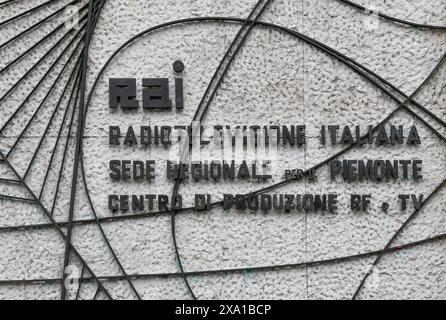 Gros plan du signe métallique de RAI Italian Radiotelevision, centre de production régional, situé dans la rue via Giuseppe Verdi, Turin, Piémont, Italie Banque D'Images