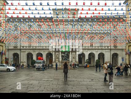 Piazza Palazzo di Città avec l'installation lumineuse Flying Carpet de Daniel Buren, la statue d'Amadeus VI de Savoie et l'hôtel de ville, Turin, Italie Banque D'Images