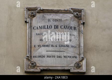 Plaque commémorative à Camillo Benso, comte de Cavour, sur la façade du palais où il est né en 1810 et mort en 1861, Turin, Piémont, Italie Banque D'Images