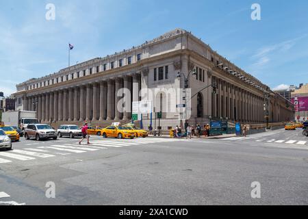 La façade du bâtiment James A Farley avec ses colonnes corinthiennes à Manhattan, New York Banque D'Images