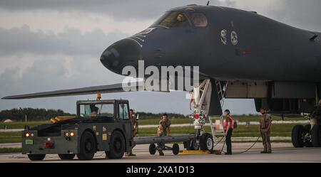 Yigo, États-Unis. 29 mai 2024. Les aviateurs de l'US Air Force affectés au 28th Aircraft maintenance Squadron se préparent à remorquer un bombardier stratégique furtif supersonique B-1B lancer de l'US Air Force, sur la rampe de la base aérienne d'Andersen, le 29 mai 2024, à Yigo, Guam. Crédit : 2nd Lt. Alejandra Angarita/U.S. Air Force photo/Alamy Live News Banque D'Images