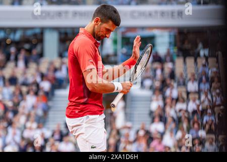 Paris, France. 03 juin 2024. PARIS, FRANCE - 3 JUIN : Novak Djokovic, de Serbie, célèbre contre Francisco Cerundolo, d'Argentine, dans le match de quatrième tour en simple masculin lors du jour 9 de l'Open de France 2024 à Roland Garros le 3 juin 2024 à Paris, France. (Photo de Marleen Fouchier/Agence BSR) crédit : Agence BSR/Alamy Live News Banque D'Images