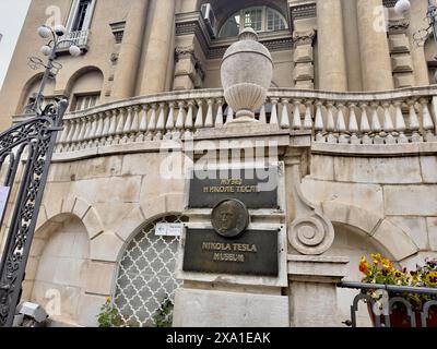 Une tour d'horloge massive en pierre sur le côté d'un bâtiment dans le musée Nikola Tesla, Belgrade, Serbie Banque D'Images