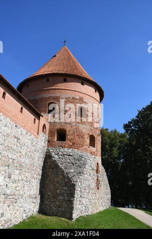 Un gros plan de la structure de toit orange du château de Trakai en Lituanie Banque D'Images