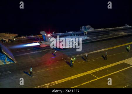 San Diego, États-Unis. 27 mai 2024. Un avion de chasse électronique EA-18G Growler de l'US Navy, avec le Wizards of Electronic Attack Squadron 133, lance des propulseurs complets, depuis le pont d'envol du porte-avions USS Abraham Lincoln de classe Nimitz opérant sur l'océan Pacifique, le 27 mai 2024 au large des côtes californiennes. Crédit : MC2 Michael Cintron/U.S. Navy/Alamy Live News Banque D'Images