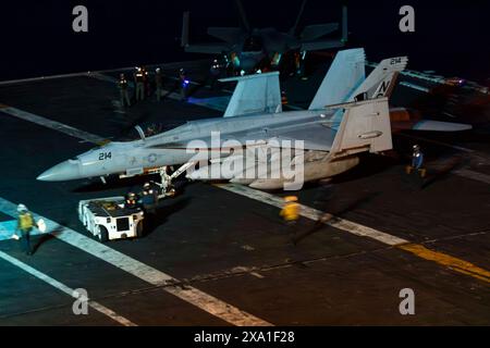 San Diego, États-Unis. 27 mai 2024. Un avion de chasse F/A-18F Super Hornet de l'US Navy, avec le Black Aces of Strike Fighter Squadron 41, est remorqué sur le pont d'envol du porte-avions de classe Nimitz USS Abraham Lincoln opérant sur l'océan Pacifique, le 27 mai 2024 au large des côtes de la Californie. Crédit : MC2 Michael Cintron/U.S. Navy/Alamy Live News Banque D'Images