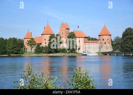 Un gros plan de la structure de toit orange du château de Trakai en Lituanie Banque D'Images