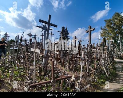 La célèbre colline des croix près de la ville de Siauliai en Lituanie Banque D'Images