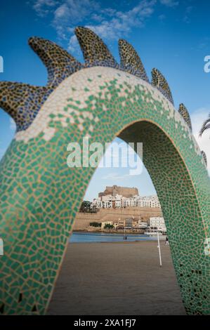 Vue du château de Papa Luna à travers la sculpture de dragon sur la promenade de la plage à Peñiscola, Castellon, Communauté valencienne, Espagne Banque D'Images