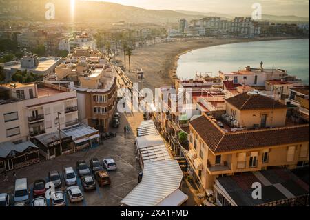 Vue au coucher du soleil depuis les murs de la ville du château de Papa Luna à Peñiscola, Castellon, Communauté valencienne, Espagne Banque D'Images