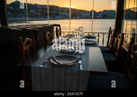 Restaurant côtier au coucher du soleil à Peñiscola, Castellon, Communauté valencienne, Espagne Banque D'Images