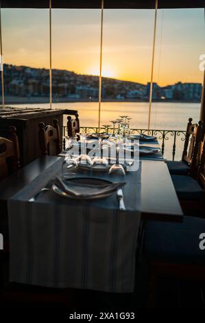 Restaurant côtier au coucher du soleil à Peñiscola, Castellon, Communauté valencienne, Espagne Banque D'Images