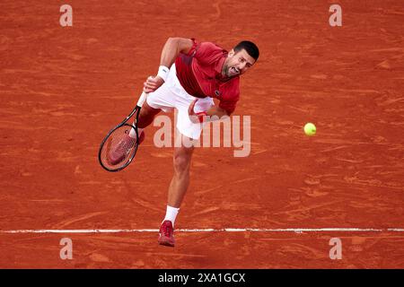 Paris, France. 03 juin 2024. Novak Djokovic, de Serbie, sert contre Francisco Cerundolo, d'Argentine, dans le match de quatrième tour en simple masculin au neuvième jour de l'Open de France 2024 à Roland Garros le 3 juin 2024 à Paris, France. ( Credit : QSP/Alamy Live News Banque D'Images