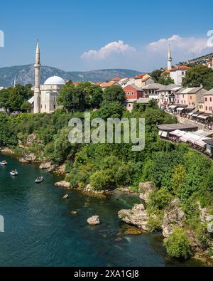 Une scène pittoresque de la rivière Neretva qui coule paisiblement au milieu d'une colline verdoyante à Mostar, en Bosnie-Herzégovine Banque D'Images