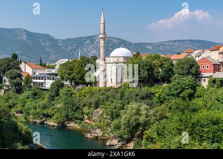 Une scène pittoresque de la rivière Neretva qui coule paisiblement au milieu d'une colline verdoyante à Mostar, en Bosnie-Herzégovine Banque D'Images