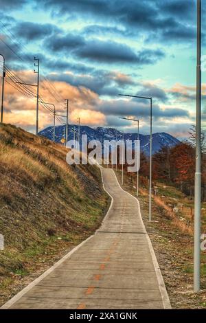 Une passerelle en bois près des lignes électriques avec la montagne en toile de fond Banque D'Images