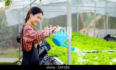 Femme asiatique travaillant en serre Banque D'Images