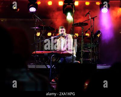 Yokosuka, Japon. 25 mai 2024. Le chanteur et compositeur Andy Grammer se produit pour des militaires sur scène au Berkey Field, Fleet Activities Yokosuka, le 25 mai 2024, à Yokosuka, Japon. Crédit : James Kimber/US Navy/Alamy Live News Banque D'Images