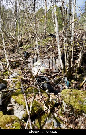 Les pneus de voiture et autres déchets jetés illégalement le long d'une route près d'Angvika, en Norvège. Banque D'Images