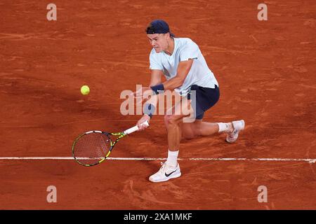 Paris, France. 03 juin 2024. Holger Rune du Danemark remet un ballon contre Alexander Zverev d'Allemagne dans le match de quatrième tour en simple masculin le neuvième jour de l'Open de France 2024 à Roland Garros le 3 juin 2024 à Paris, France. ( Credit : QSP/Alamy Live News Banque D'Images