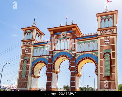 La Foire de Séville connue sous le nom de Fiera de Abril se tient à Séville, en Andalousie, pendant une semaine. Les femmes s'habillent en robes de flamenco et les hommes en costumes élégants Banque D'Images
