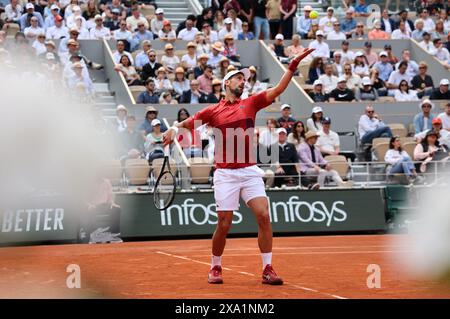 Paris, France. 03 juin 2024. Novak Djokovic, de Serbie, en tête de liste, joue contre Francisco Cerundolo, d’Argentine, lors de leur match de la ronde 16 de l’Open de France de Tennis à Roland Garros, à Paris, en France, le lundi 3 juin 2024. Djokovic a gagné 6-1, 5-7, 3-6, 7-5, 6-3 et s'est qualifié pour les quarts de finale. Photo de Maya Vidon-White/UPI crédit : UPI/Alamy Live News Banque D'Images