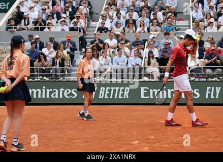 Paris, France. 03 juin 2024. Novak Djokovic, de Serbie, en tête de liste, joue contre Francisco Cerundolo, d’Argentine, lors de leur match de la ronde 16 de l’Open de France de Tennis à Roland Garros, à Paris, en France, le lundi 3 juin 2024. Djokovic a gagné 6-1, 5-7, 3-6, 7-5, 6-3 et s'est qualifié pour les quarts de finale. Photo de Maya Vidon-White/UPI crédit : UPI/Alamy Live News Banque D'Images