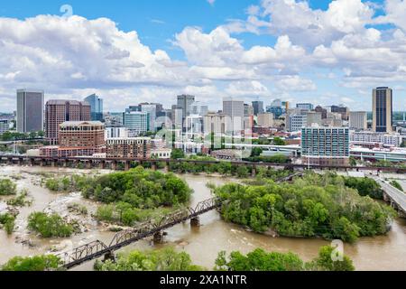 Un paysage urbain vu du haut pont sur la rivière, Richmond Banque D'Images