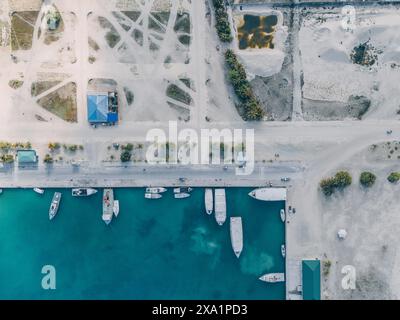Vue aérienne des bateaux amarrés à une marina sur l'eau Banque D'Images