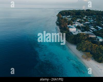 Une perspective aérienne d'une plage isolée des Maldives dans l'océan. Banque D'Images