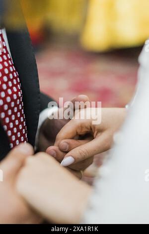 Un homme plaçant une bague sur le doigt d'une femme pendant un moment romantique. Banque D'Images